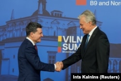 Președinte lituanian, Gitanas Naused, și președintele României, Nicușor Dan, la Summitul B9 de la Vilnius, 2 iunie 2025.