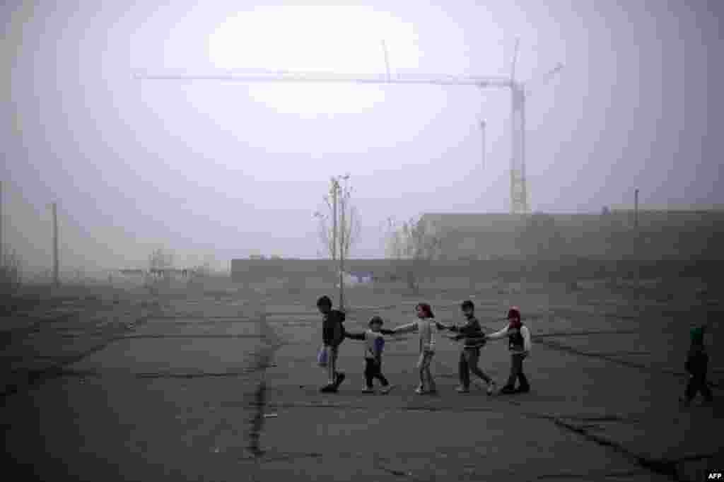 Сирийские дети играют неподалеку от лагеря для беженцев в Болгарии 