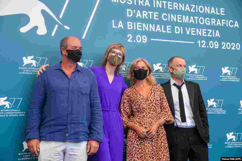 Srbijanski glumac Boris Isaković (lijevo), bosanskohercegovačka rediteljka Jasmila Žbanić, srbijanska glumica Jasna Đuričić i holandski glumac Raymond Thiry pred projekciju filma "Quo Vadis, Aida?" u konkurenciji festivala za nagradu Zlatni lav, 3. septembar, 2020.