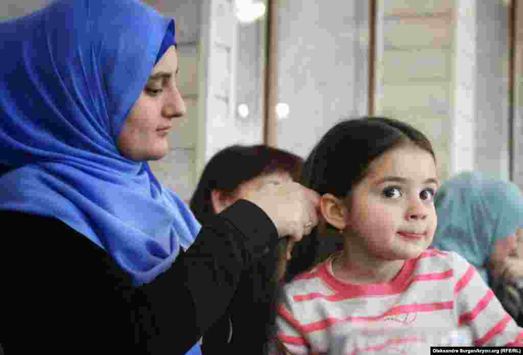 Супруга фигурант севастопольского «дела Хизб ут-Тахрир» Ферата Сайфуллаева Эльзара с дочерью Адиле. В 2016 году Ферата приговорили к пяти годам колонии общего режима. Правозащитный центр «Мемориал» признал его политзаключенным, преследуемым в связи с реализацией права на свободу вероисповедания