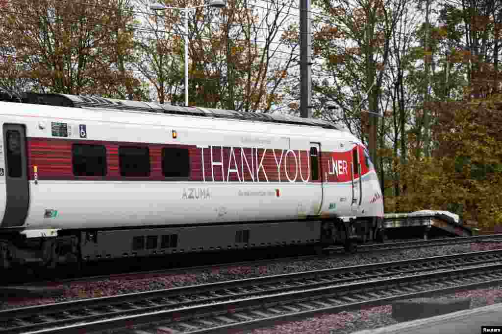 Voz Londonske sjeveroistočne željeznice, u kojem se dogodio niz uboda nožem, parkiran na peronu stanice Huntingdon, blizu Cambridgea, Velika Britanija, 2. novembra 2025. godine.