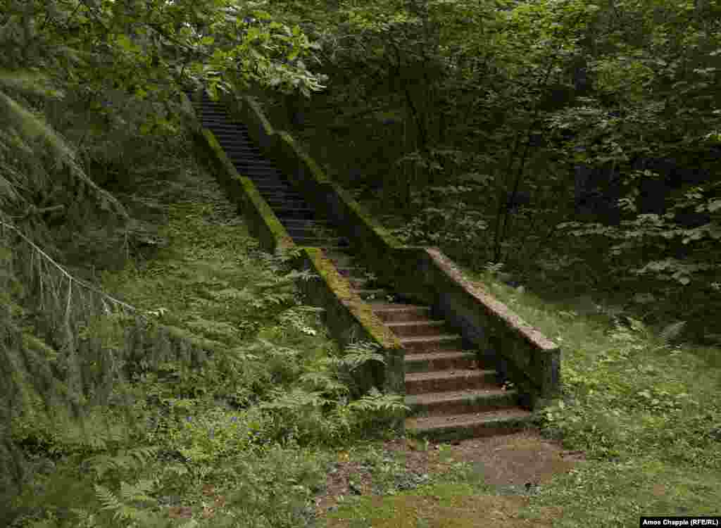 Но после распада СССР в 1991 году местные жители заметили что-то очень странное в санатории Лигатне. Некоторые постройки были слишком капитальными – почти как военные.