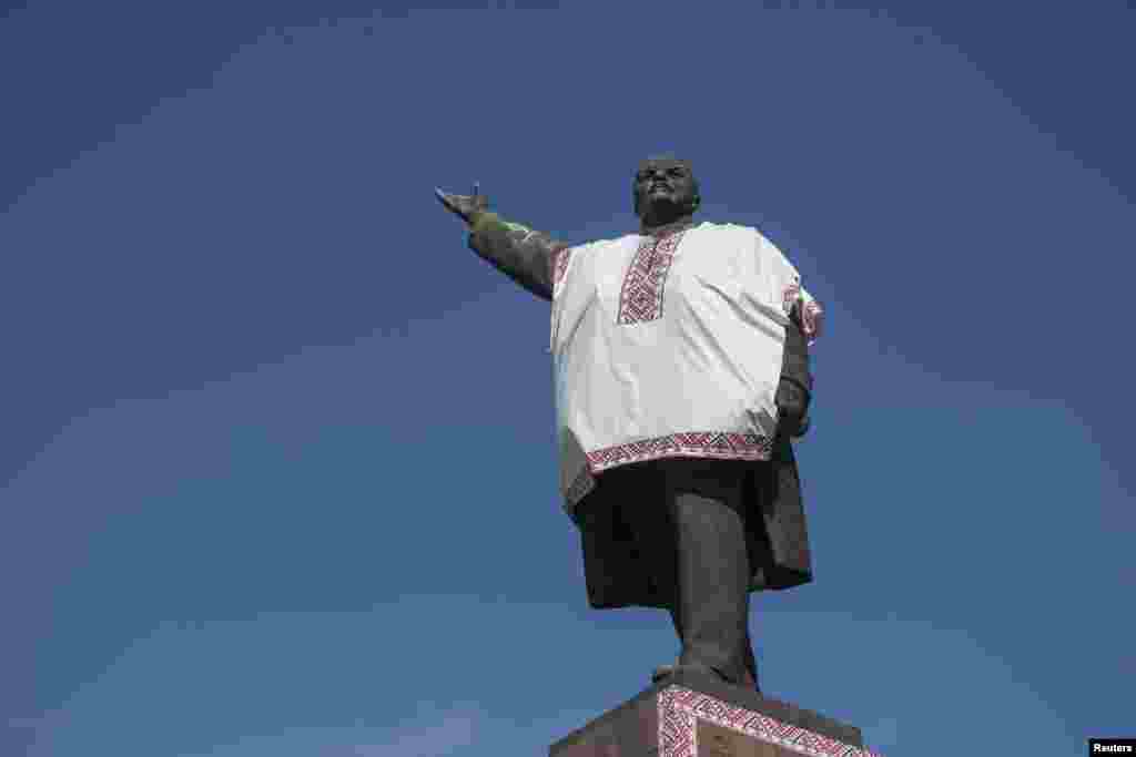 У Запоріжжі на Леніна вдягнули вишиванку, 4 жовтня 2014 року