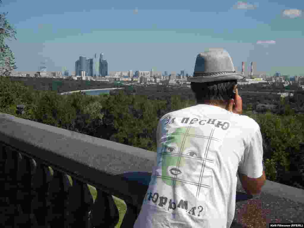 29-летний Илья принес одежду и одноразовую посуду. Он поедет в Крымск вместе с остальными. Илья и здесь не скрывает своей гражданской позиции: он активист лагеря "Оккупай Суд" в поддержку Pussy Riot.