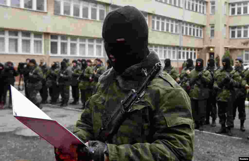 Добровольці складають присягу «на вірність народу Криму», Сімферополь, 10 березня 2014 року БІЛЬШЕ ПРО ЦЕ