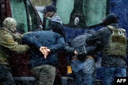 Sigurnosni agenti priveli su dvojicu demonstranata tokom protesta u Minsku u novembru 2020.