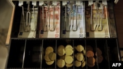 KMinistar finansija je predvidio i povećanje minimalne zarade sa 250 na 450 eura a prosječne sa sadašnjih 530 na 700 eura (fotografija: novčanice eura)