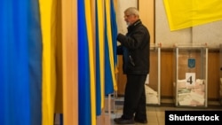 Голосування на одній з виборчих дільниць Києва. 25 жовтня 2015 року