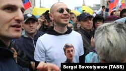 Oxxxymiron в футболке с портретом обвиняемого по "московскому делу" Егора Жукова