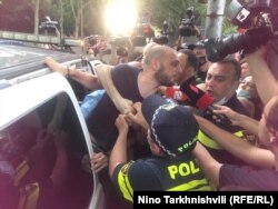 ნიკუშა ფარულავას ერთ-ერთი აქციისას აკავებს პოლიცია. 2021 წლის მარტი