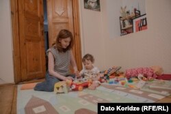 თამაშის დროა - მაკა თავის უმცროს შვილთან ერთად