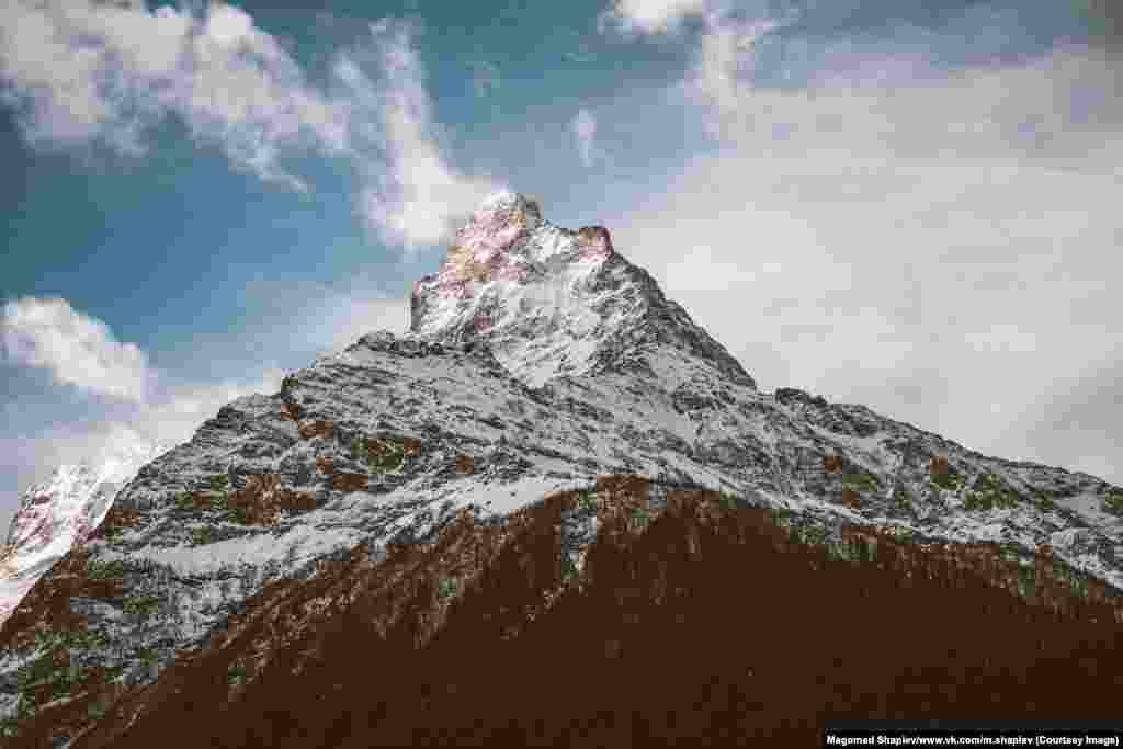 Вершина горы в Южном Дагестане. Шапиев многие кадры делает на iPhone, но в основном фотографирует на Canon 5D Mark ii и Sony Alpha A7.  