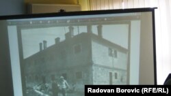 Fotografija starog zatvora prikazana na konferenciji za novinare Komisije za utvrđivanje činjenica o pogubljenju i grobnom mestu generala Dragoljuba Mihailovića, 14. april 2011 