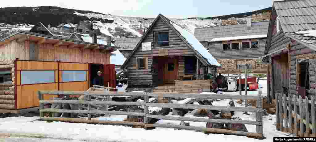 Na brojnim vikendicama postavljene su table s natpisima "For sale" ili "For rent". Osim na bosanskom i engleskom jeziku, oglasi prodaje i iznajmljivanja napisani su i na arapskom jeziku. Cijena noćenja po osobi je od 15 KM (oko 7,5 eura), a vlasnici gostima prodaju i domaće proizvode.