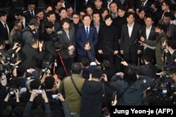 სამხრეთ კორეის მთავარი ოპოზიციური "დემოკრატიული პარტიის" ლიდერი ლი ჯაე მიუნგი. ეროვნულ ასამბლეაზე 2024 წლის 4 დეკემბერს