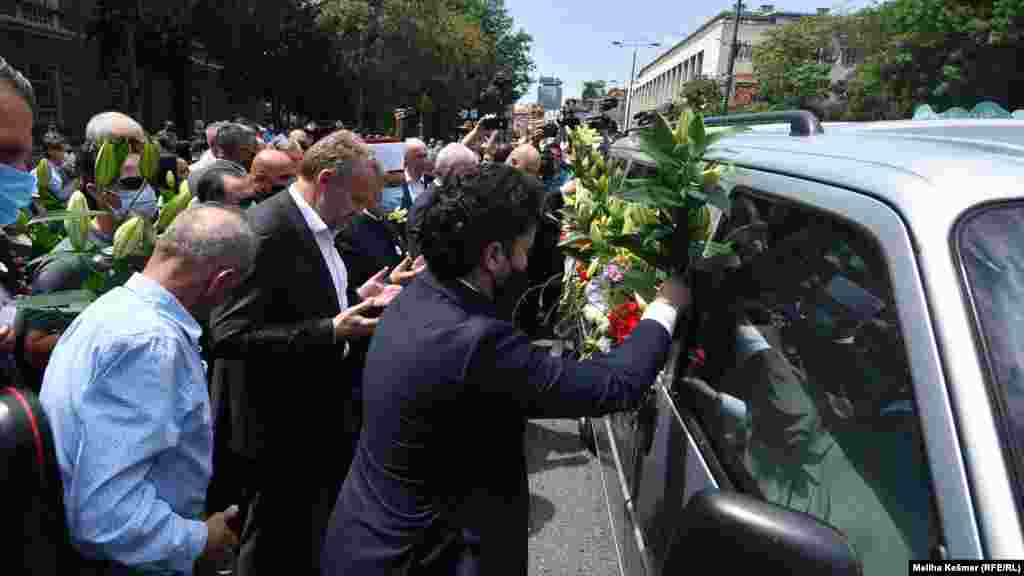 Počast su odali i članovi Predsjedništva Bosne i Hercegovine Željko Komšić i Šefik Džaferović (nisu na fotografiji), kao i predsjednik Stranke demokratske akcije Bakir Izetbegović (u sredini) te Dritan Abazović (lijevo). 