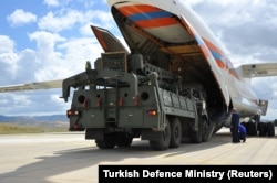 რუსული С-400 საჰაერო თავდაცვის სისტემის პირველი ნაწილების ჩამოტვირთვა "მურტედ"-ის აეროდრომზე, ანკარის მახლობლად. 2019 წლის 12 ივლისი