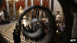 Kevin McCarthy (u sredini fotografije9 razgovara s novinarima na američkom Kapitolu u Washingtonu, 26. septembar 2023.