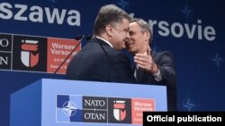 Президент України Петро Порошенко (ліворуч) і генсекретар НАТО Єнс Столтенберґ на Варшавському саміті, 9 липня 2016 року