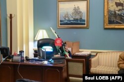 Тарафдори Трамп дар як курсии порлумони Амрико. 6-уми январи соли 2020.