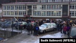 Protesti roditelja ispred škole u Srebrenici nakon objavljivanja sporne fotografije