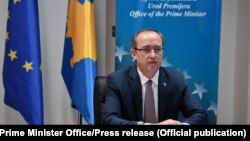 Premijer Kosova Avdulah Hoti tokom prvog online susreta sa predsednikom Srbije Aleksandrom Vučićem, organizovanog 12. jula 2020.