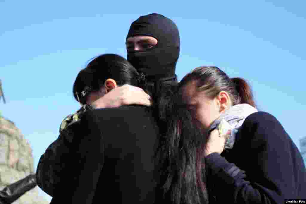 У Києві, на Софійській площі пройшла урочиста відправка курсантів полку АЗОВ в зону АТО, 18 жовтня 2014 року