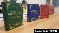 Promocija knjige koja negira genocid u Srebrenici u sali Skupštine Stari grad u Beogradu