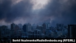 საილუსტრაციო ფოტო. რუსეთის ჯარების შეტევით გამოწვეული კვამლი კიევის თავზე