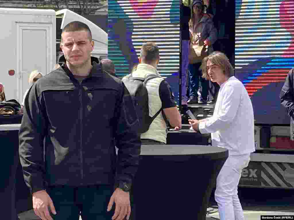 Vlasnik komercijalne prorežimske televizije Pink Željko Mitrović (desno) zadužen je za deo muzičkog programa na skupu pristalica vlasti.