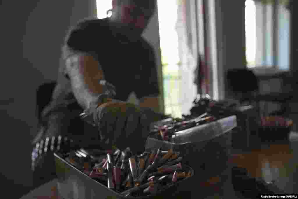 Пулеметчик батальона "Донбасс" заряжает оружие