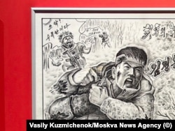 ნახატზე ასახულია უკრაინელ ჯარისკაცი, მის წინ კი დაჭრილი ჩრდილოეთ კორეელი ჯარისკაცი ყუმბარას რგოლს აძრობს