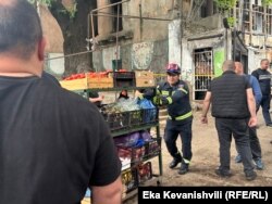 შენობიდან გამოაქვთ იქ დარჩენილი ხილ-ბოსტნის დახლიც