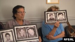 Čanovi porodica nestalih Srba sa Kosova na jednom skupu u Beogradu