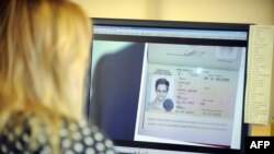 Jednogodišnje odobrenje za azil Edwardu Snowdenu na kompjuterskom monitoru