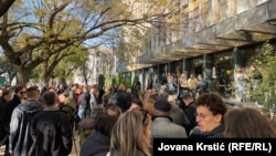 Skup podrške uhapšenima ispred zgrade Osnovnog suda u Novom Sadu, 7. novembar 2024. 