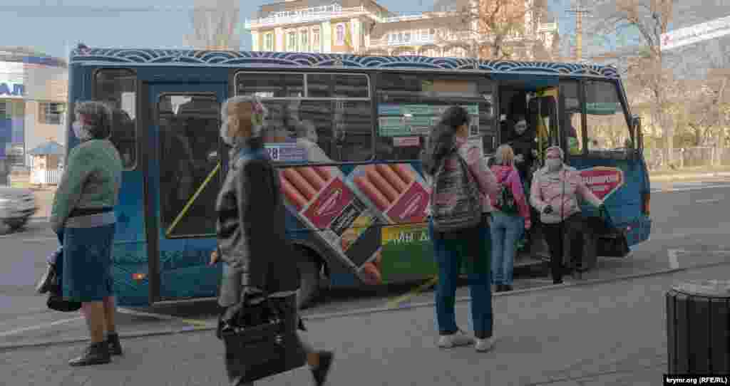 Уранці міський автобус у Сімферополі за маршрутом «Мар'їно – Залізничний вокзал» переповнений. Окремі пасажири – без засобів індивідуального захисту, незважаючи на діючий на анексованому півострові режим самоізоляції. У цей період весь міський та приміський транспорт працює 8 годин на добу: з 6:00 до 10:00 та з 17:00 до 21:00 години