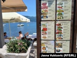 Restoran na Slovenskoj plaži u Budvi, 6. juna 2025.