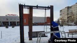 Качели в парке Зарусье