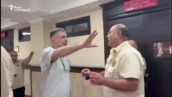 მანდატურები მოქალაქეებს სასამართლოდან აძევებენ