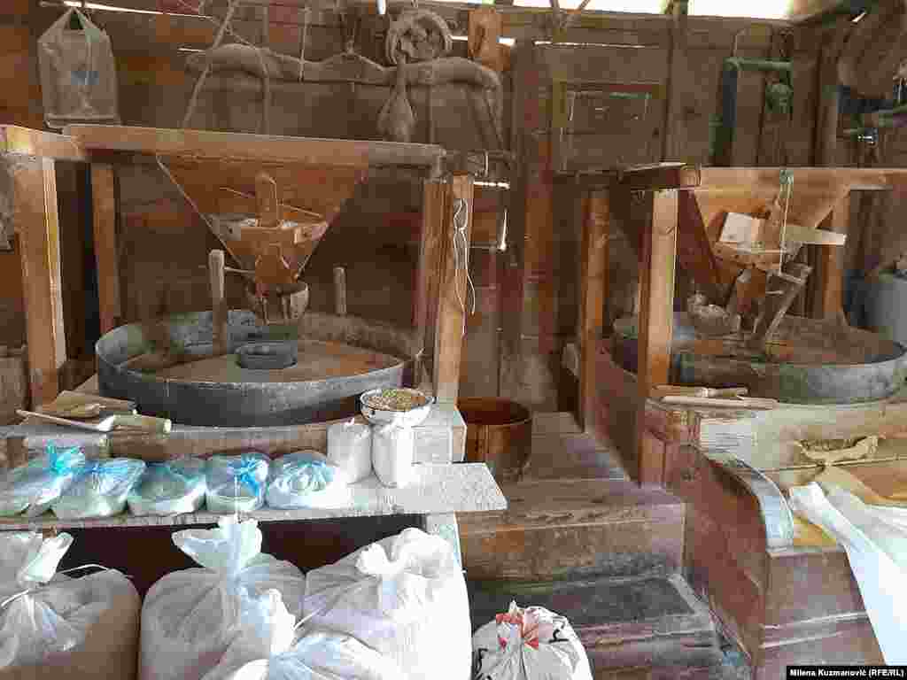 Danas se posebno traži integralno brašno, a na vodenici se, objašnjava on, samo integralno brašno i melje.