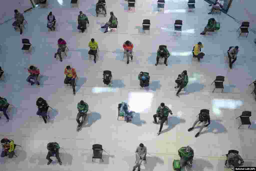 Ljudi čekaju svoje porudžbine hrane u tržnom centru u Bangkoku na Tajlandu, 24. mart.  