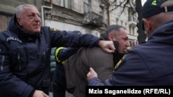 მანუჩარ ჩაჩანიძე დაკავებისას, 19 ნოემბერი