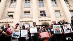 Кадър от протеста пред Съдебната палата в София с искане за справедливо наказание за шофьора, блъснал петима души с АТВ в Слънчев бряг. 22 август 2025 г.