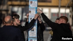 Ljudi u Kočanima lepe smrtovnice osoba koje su poginule u požaru u diskoteci u tom makedonskom gradu, 19. marta 2025.