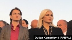 "Potpredsednica vlade Zorana Mihajlović ne krije da nije srećna što joj Ana Brnabić formalno nadređena", kaže Dragan Popović