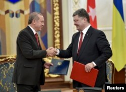 Президент України Петро Порошенко (праворуч) та президент Туреччини Реджеп Таїп Ердоган під час зустрічі у Києві. Березень 2015 року