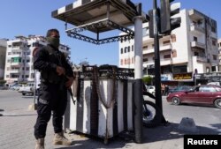 სირიის უსაფრთხოების ძალების წევრი ლატაკიაში, მას შემდეგ, რაც ასობით ადამიანი დაიღუპა ძალადობის შედეგად