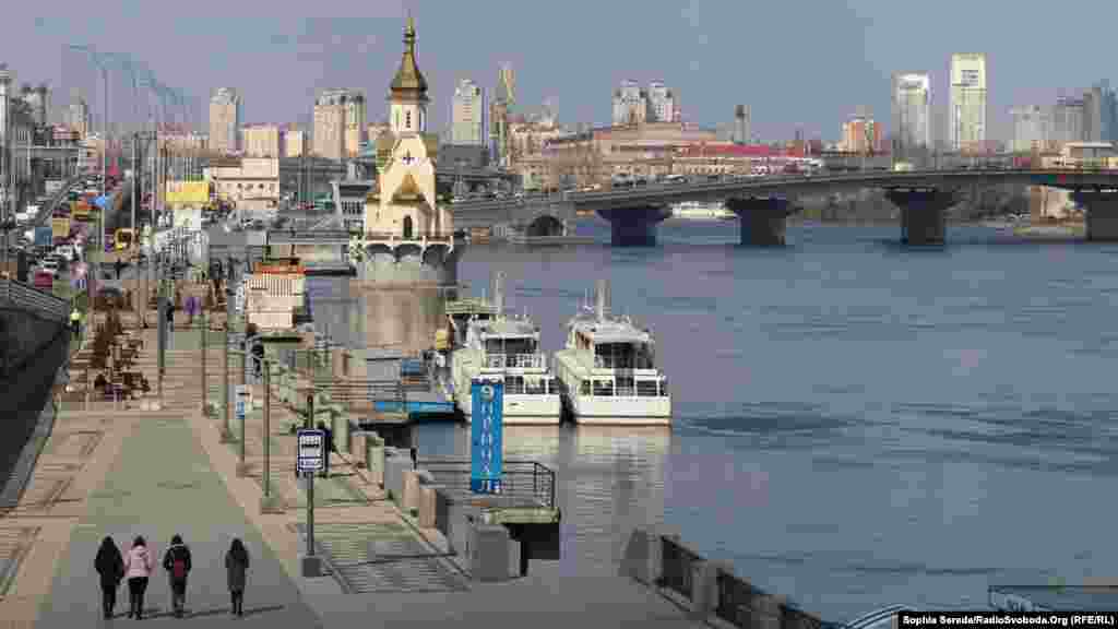 Стовпчики термометрів у столиці показали до плюс 20 градусів тепла.