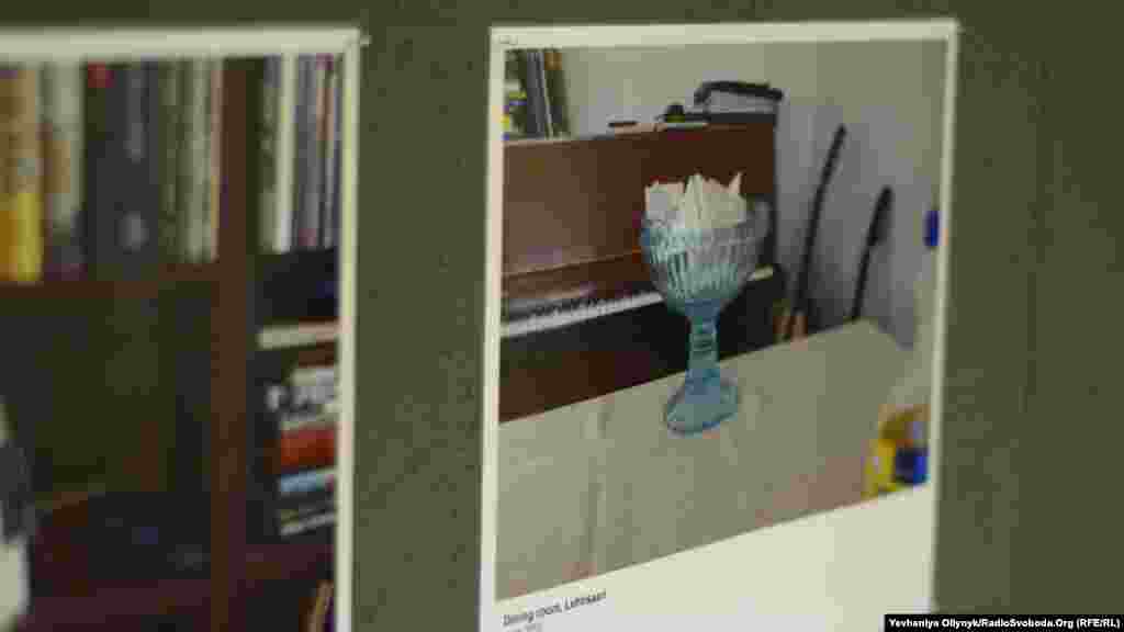 Біта Разаві, «Спостереження за мешканцями утопії». Художниця емігрувала до Фінляндії з Ірану. На світлинах – інтер’єри квартир у Гельсінкі, де Разаві працювала прибиральницею. Практично в усіх помешканнях вона зустрічала одні й ті самі предмети.